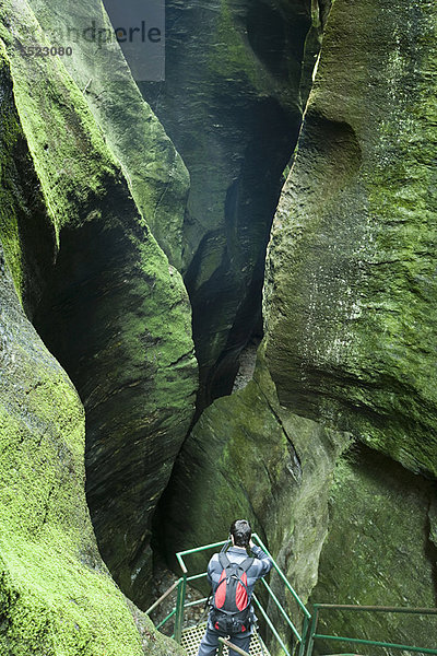 Mann fotografiert Felsenhöhle