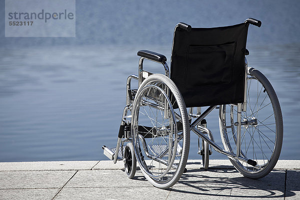 Rollstuhl am Wasser geparkt
