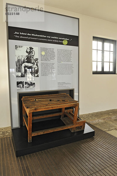 Prügelbock im Häftlingsbad auf dem KZ-Gelände  Dachau bei München  Bayern  Deutschland  Europa