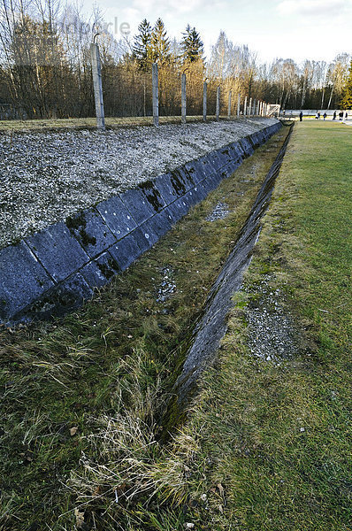 Elektrischer Stacheldraht und Graben auf dem KZ-Gelände  Dachau bei München  Bayern  Deutschland  Europa