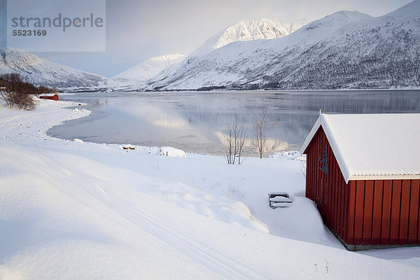 Holzhütten am Nordfjord  Troms¯ oder Tromsö  Norwegen  Europa