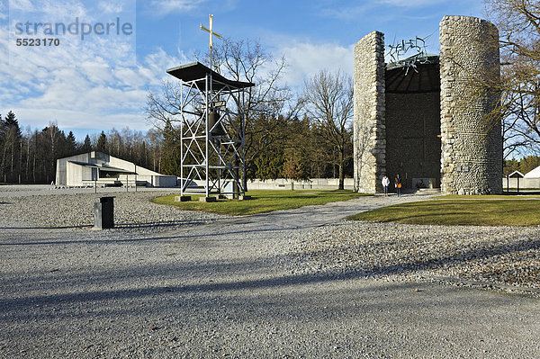 Todesangst-Christi-Kapelle mit Glockenturm und Versöhnungskirche auf dem KZ-Gelände  Dachau bei München  Bayern  Deutschland  Europa