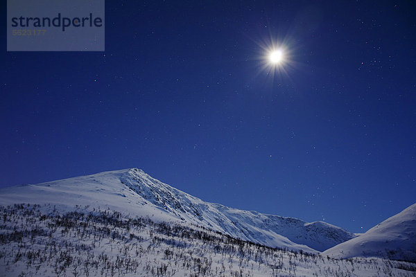 Mond  Kattfjordpass bei Nacht  Kvaloya  Troms¯ oder Tromsö  Norwegen  Europa