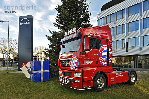 MAN Truck mit FC-Bayern-Werbung  Dachauer Straße 667  München  Bayern  Deutschland  Europa