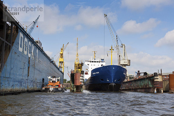 Renoviertes Containerschiff in einem Dock  Hamburg  Deutschland  Europa