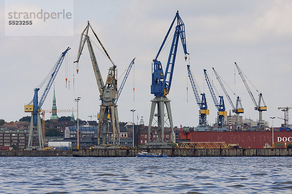 Containerkräne im Dock 16  Hamburger Hafen  Hamburg  Deutschland  Europa
