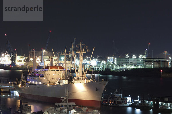 Das Museumsschiff Cap San Diego im Hamburger Hafen bei Nacht  Hamburg  Deutschland  Europa