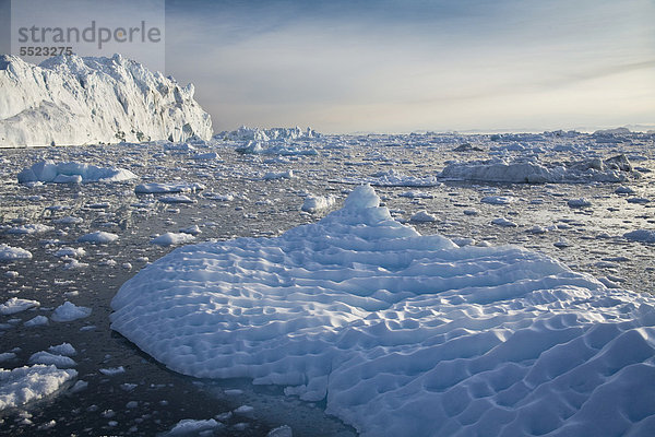 Von Wind und Regen geformter Eisberg  Grönland