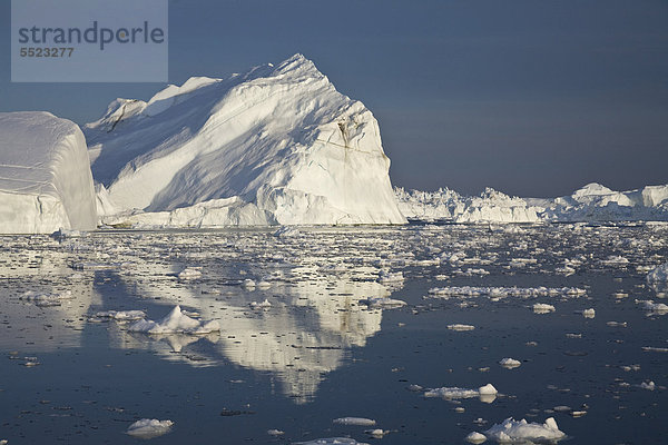 Eisberg mit Spiegelung  Grönland