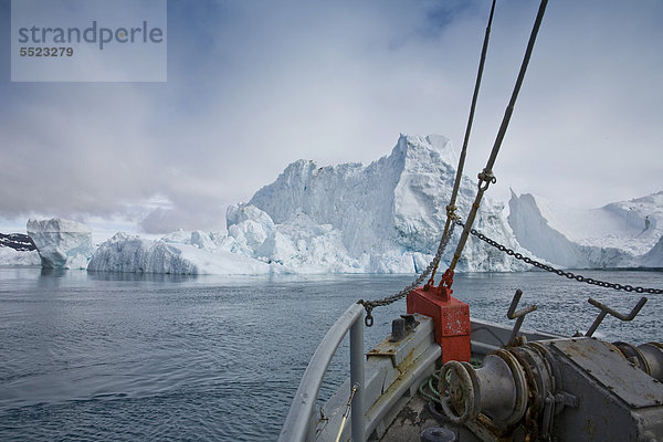 Fischerboot vor Eisberg  Grönland