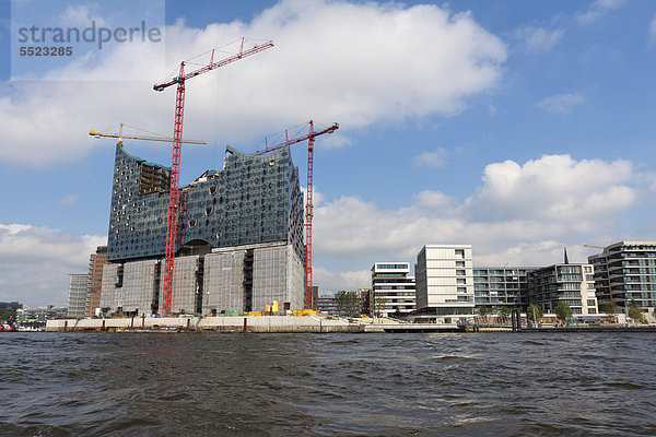Die Hamburger Elbphilharmonie und Hafencity von der Elbe aus gesehen  Hamburg  Deutschland  Europa
