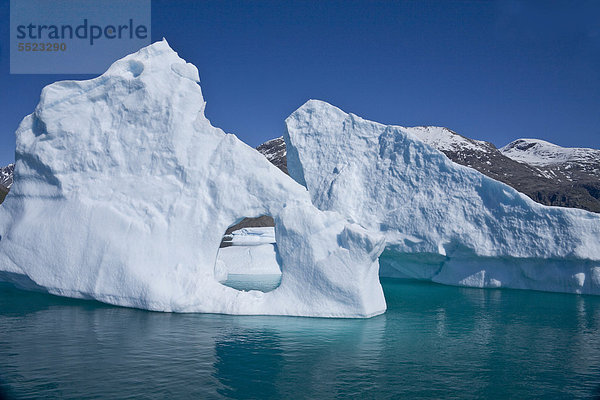 Großer Eisberg vor Südgrönland  Grönland