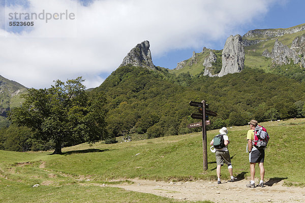 Wanderer im Chaudefour-Tal Naturschutzgebiet  Parc Naturel Regional des Volcans d'Auvergne  Regionaler Naturpark der Vulkane der Auvergne  Puy de Dome  Frankreich  Europa