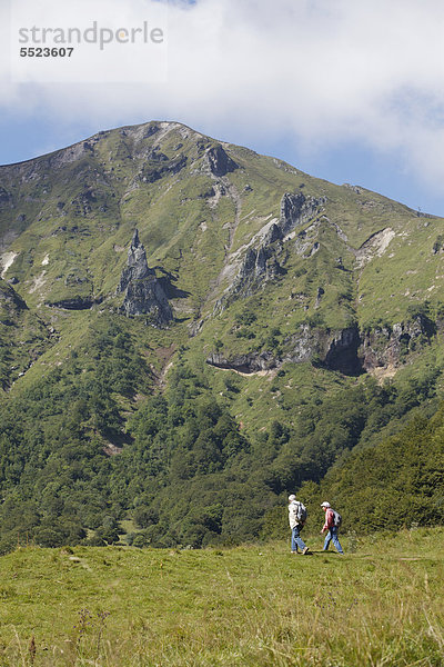 Wanderer im Chaudefour-Tal Naturschutzgebiet  Parc Naturel Regional des Volcans d'Auvergne  Regionaler Naturpark der Vulkane der Auvergne  Puy de Dome  Frankreich  Europa