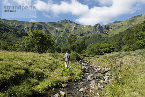 Wanderer im Chaudefour-Tal Naturschutzgebiet  Parc Naturel Regional des Volcans d'Auvergne  Regionaler Naturpark der Vulkane der Auvergne  Puy de Dome  Frankreich  Europa