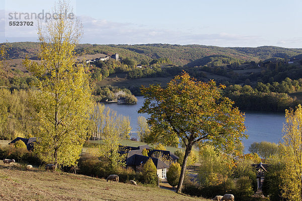 Das Dorf Chasteaux am Stausee Lac du Causse  Brive la Gaillarde  DÈpartement CorrËze  Frankreich  Europa