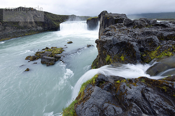 Der Godafoss  Wasserfall der Götter  Skj·lfandafljÛt  Island  Europa