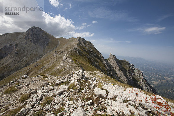 Blick auf Monte Camicia  2564m  Parco Nazionale del Gran Sasso e Monti della Laga  L'Aquila  Italien  Europa