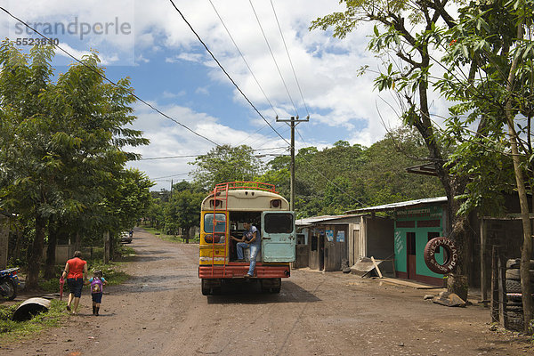 Busverkehr  Dorf El Naranjo im nordöstlichen Bergland  Nicaragua  Zentralamerika