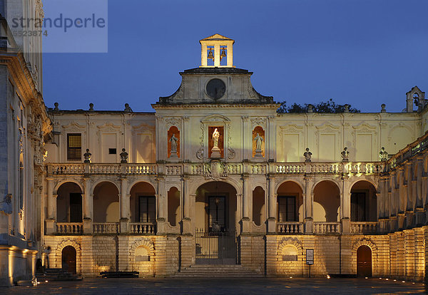 Palazzo Vescovile in der Dämmerung  Piazza del Duomo  Lecce  Satento-Halbinsel  Apulien  Puglia  Italien  Europa