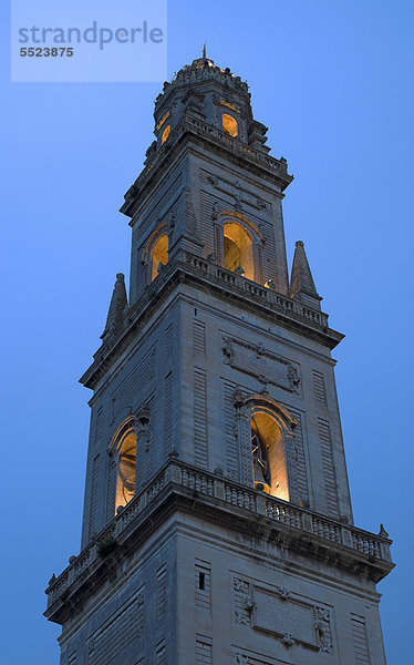 Campanile  Glockenturm des Doms  Kathedrale  in der Dämmerung  Piazza de Duomo  Lecce  Salento-Halbinsel  Apulien  Puglia  Italien  Europa