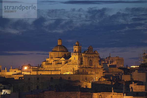 Skyline von Ostuni im Abendlicht  Apulien  Puglia  Italien  Europa
