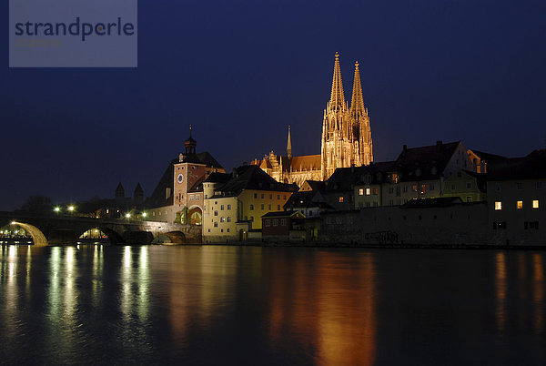 Europa Fluss Kathedrale Donau Flutlicht Bayern Deutschland Regensburg Oberpfalz bei Nacht