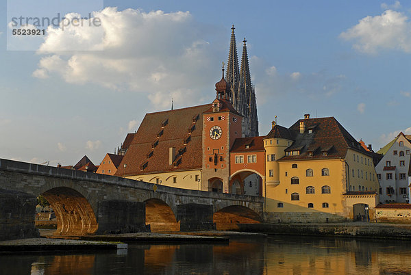 überqueren Europa Stein Brücke Fluss Kathedrale Donau Bayern Deutschland Regensburg Oberpfalz