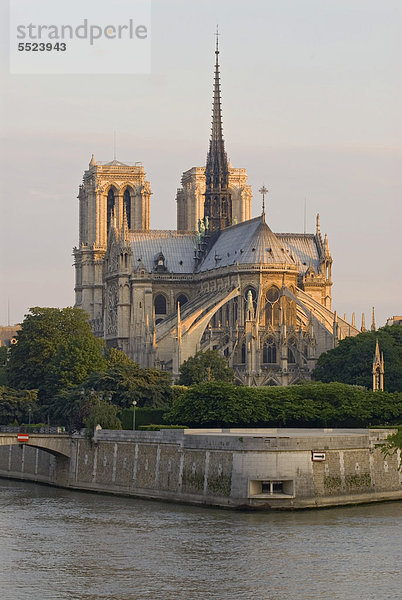 Die gotische Kathedrale Notre Dame de Paris auf der Insel Ile de la Cite und die Seine  gesehen von Pont de la Toumelle  Paris  Ile de France  Frankreich  Europa