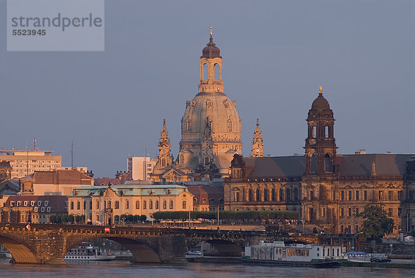 Frauenkirche über die Elbe gesehen  Friedrichstadt  Dresden  Sachsen  Deutschland  Europa
