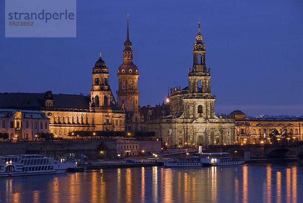 Skyline von Dresden über der Elbe mit Hausmannsturm  links  und Hofkirche  rechts  in der Abenddämmerung  Dresden  Sachsen  Deutschland  Europe