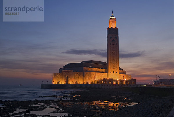 Die beleuchtete Hassan-II.-Moschee an der Atlantikküste im Morgengrauen  Casablanca  Marokko  Afrika