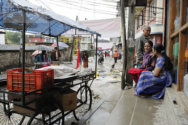 Nepalesen im Regen auf den Straßen Kathmandus  Kathmandu  Nepal  Asien