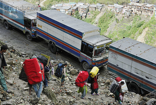 Lastenträger schleppen Gepäck von Touristen  Grenzort Nyalam - Zhangmu auf dem Friendship Highway Tibet - Nepal  Himalaya  Tibet  China  Asien
