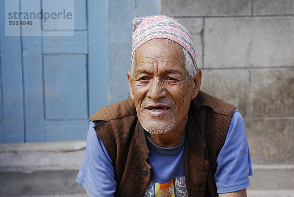 Mann mit traditioneller Kopfbedeckung  Bhaktapur  Kathmandu Tal  Nepal  Asien