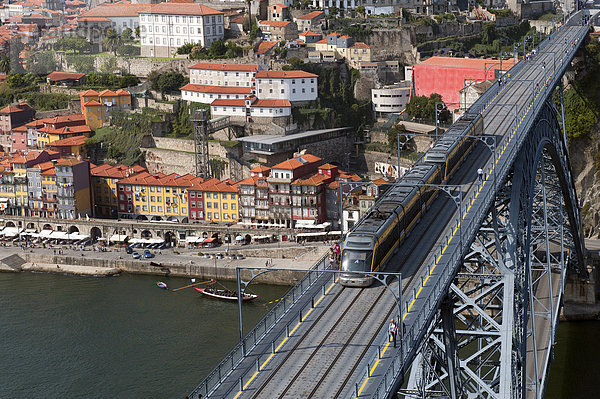 Blick über den Rio Douro  Duero  mit der Ponte Dom LuÌs I  Porto  UNESCO Weltkulturerbe  Portugal  Europa