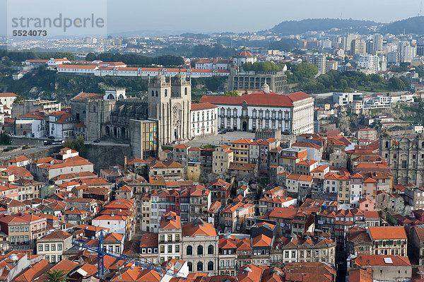 Blick über Porto  Kathedrale von Porto  SÈ do Porto  und ehemaliger Bischofspalast  Porto  UNESCO Weltkulturerbe  Portugal  Europa