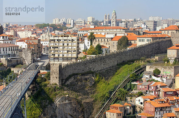 Blick über Ponte Dom LuÌs I  Altstadt mit der Fernandina-Wand  Porto  UNESCO Weltkulturerbe  Portugal  Europa