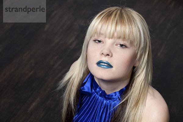 Junge blonde Frau mit blauem Lippenstift  Portrait mund