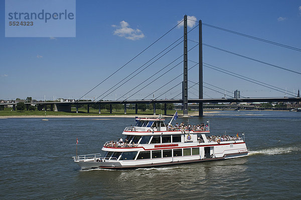 Personenschiff Düsseldorf auf dem Rhein nahe der Oberkasseler Brücke  Düsseldorf  Nordrhein-Westfalen  Deutschland  Europa