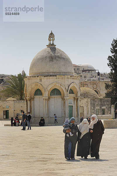 Iraelische Palästinenserinnen vor dem Himmelsfahrtsdom mit seiner byzantinischen Kuppel auf dem Tempelberg  arabisches Viertel  Altstadt  Jerusalem  Israel  Vorderasien  Naher Osten