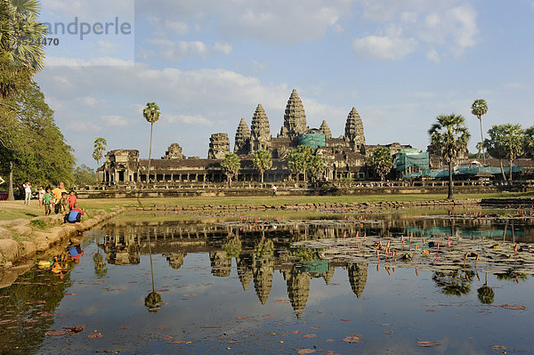 Angkor Wat  der sich im Wasser spiegelt  Siam Reap  Kambodscha  Südostasien