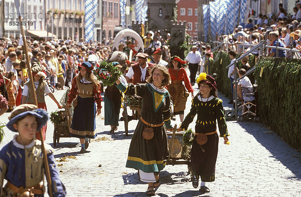 Ruethenfest  historisches Kinderfest  Landsberg am Lech  Oberbayern  Bayern  Deutschland  Europa  ÖffentlicherGrund