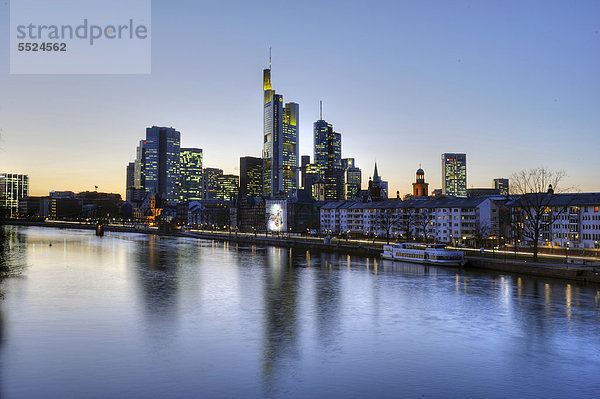 Blick über den Main auf die Frankfurter Skyline  Frankfurt am Main  Hessen  Deutschland  Europa