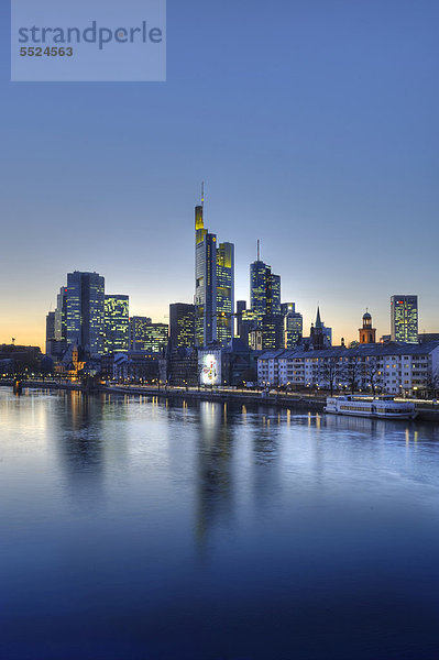 Blick über den Main auf die Frankfurter Skyline  Frankfurt am Main  Hessen  Deutschland  Europa