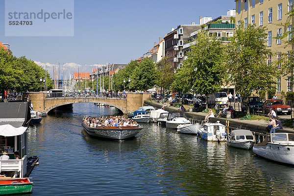 Touristenboot fährt durch einen Kanal  Christianshavn  Kopenhagen  Dänemark  Europa