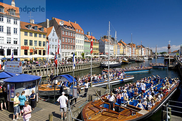 Touristenboote im Hafen Nyhavn  Kopenhagen  Dänemark  Europa