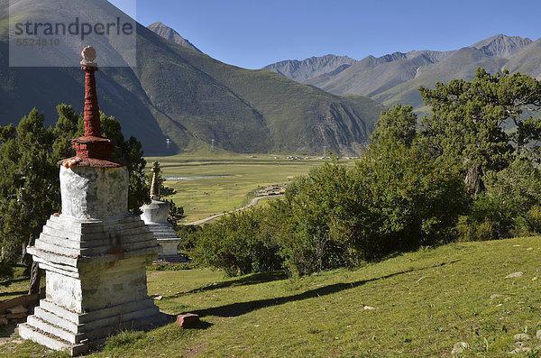 Tibetischer Buddhismus  jahrhundertealte Wachholderbäume und Stupa  Chörten in den Bergen von Kloster Reting  Mount Gangi Rarwa  Himalaya  Bezirk Lhundrup  Zentraltibet  Tibet  China  Asien