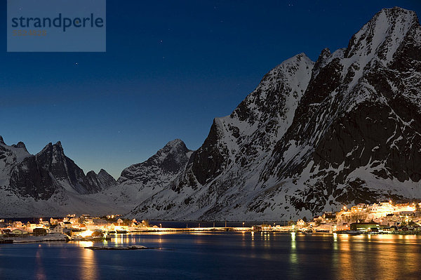 Winterstimmung  Reine  Lofoteninsel Moskenes¯ya  Moskenesoya  Lofoten  Nordnorwegen  Norwegen  Europa