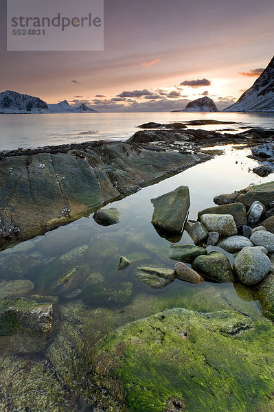Haukland  Bucht Vikbukta auf Lofoteninsel VestvÂg¯ya  Vestvagoya  Lofoten  Nordnorwegen  Norwegen  Europa